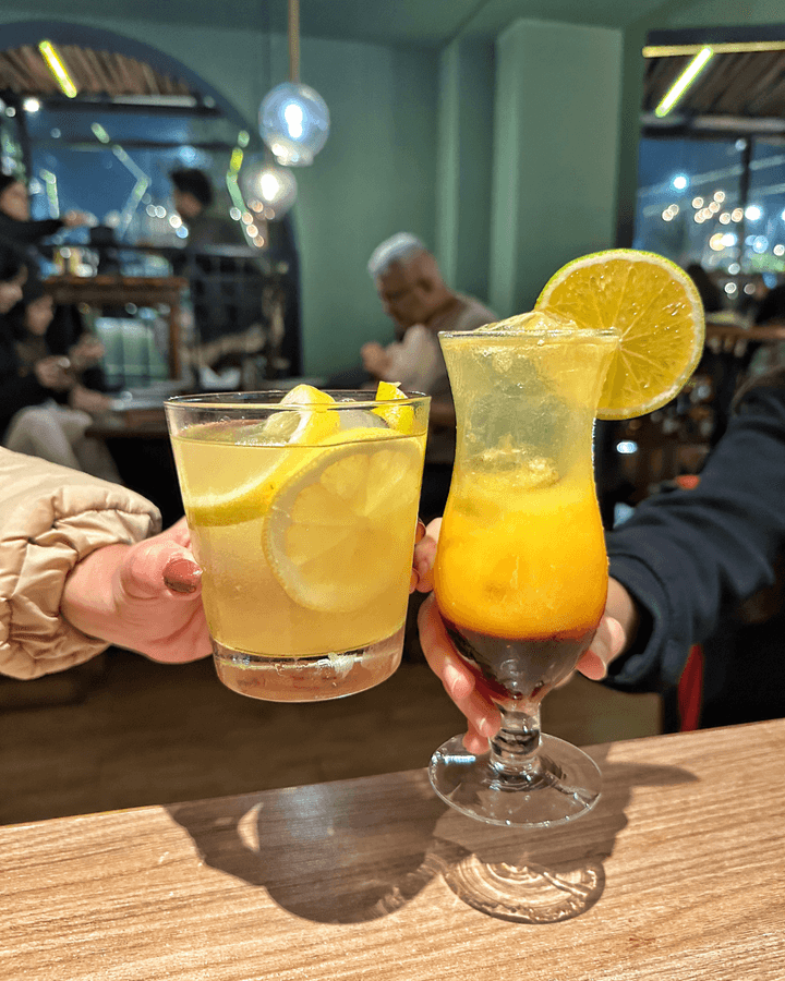 Brinde durante uma experiência gastronômica